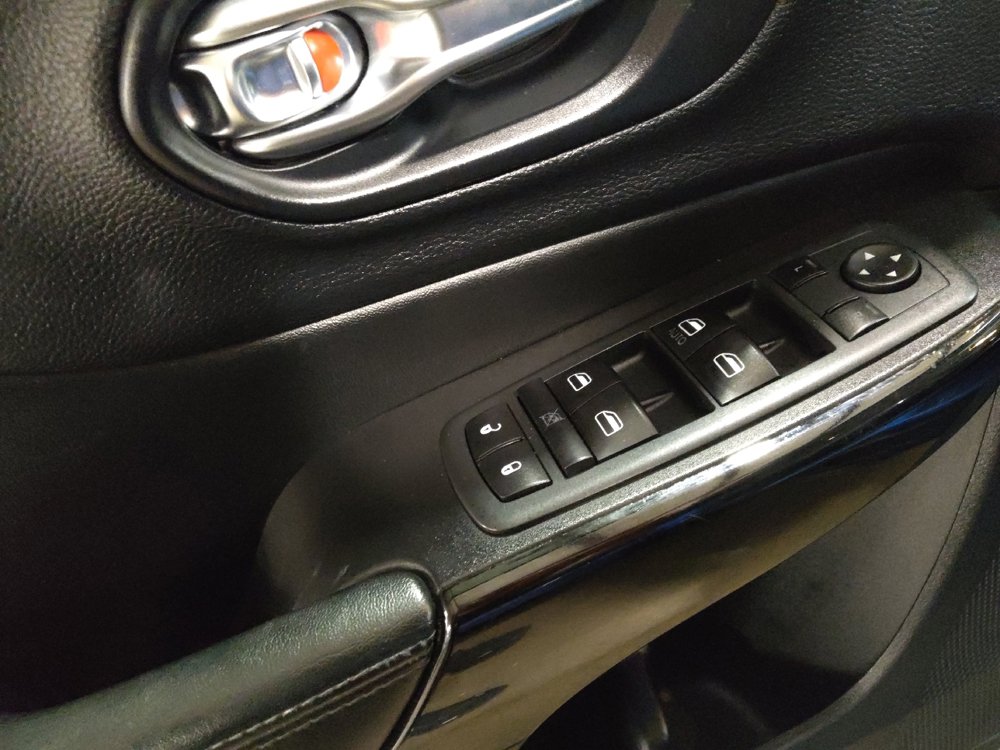 Used 2020 Jeep Cherokee Latitude Plus FWD image 27