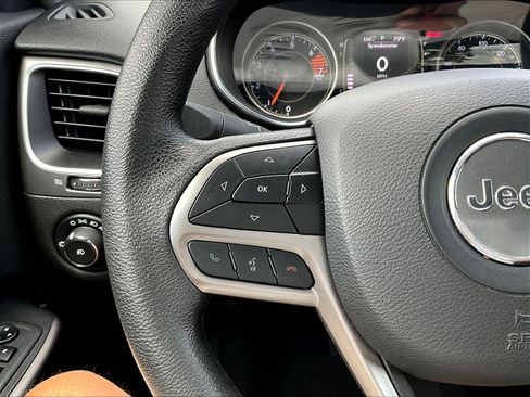 Used 2019 Jeep Cherokee Latitude w/ Popular Appearance Group FWD image 11
