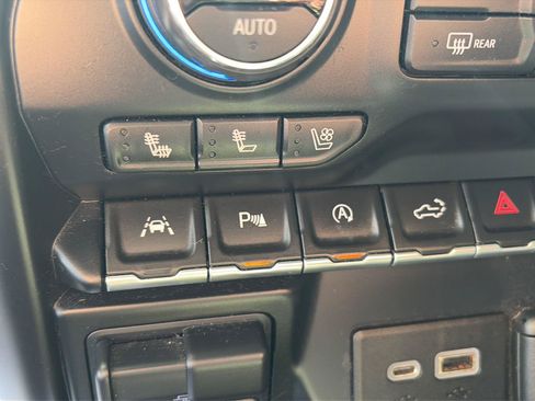 Used 2019 Chevrolet Silverado 1500 High Country w/ Technology Package AWD/4WD image 29
