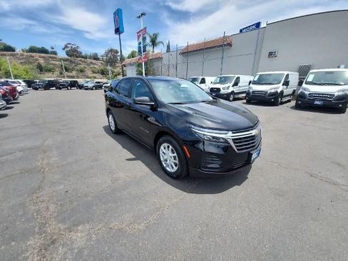 Used 2023 Chevrolet Equinox LS w/ LS Convenience Package FWD image 2