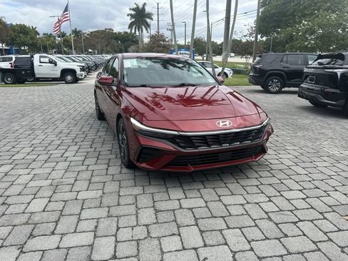 Used 2025 Hyundai Elantra SEL FWD image 17