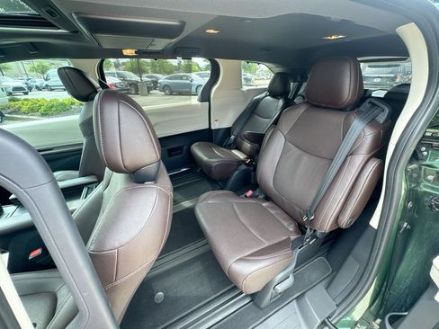 Used 2021 Toyota Sienna Platinum AWD/4WD image 30