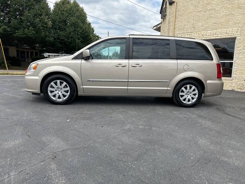 Used 2016 Chrysler Town & Country Touring FWD image 2