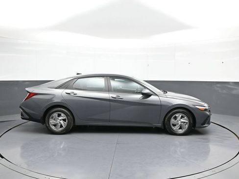 Certified 2025 Hyundai Elantra SE FWD image 5
