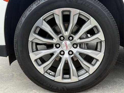 Used 2022 GMC Yukon XL Denali w/ Denali Premium Package image 12