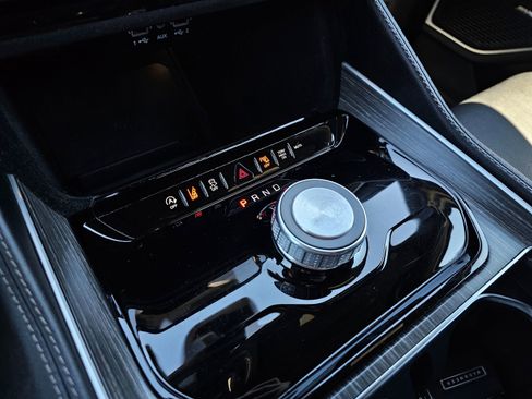 Used 2024 Jeep Wagoneer Series II w/ Flexible Seating Group image 38