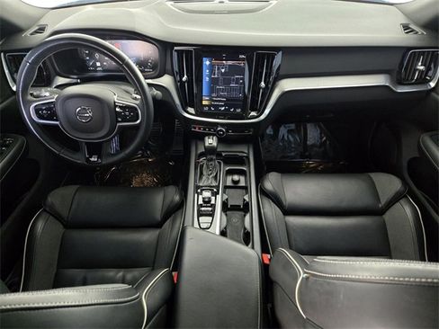 Used 2019 Volvo S60 T5 R-Design image 4
