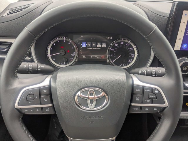 Used 2024 Toyota Highlander XLE FWD image 31