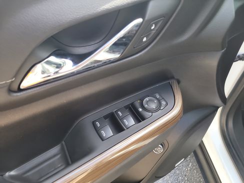 Used 2023 GMC Acadia SLE w/ Driver Convenience Package FWD image 18