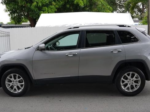 Used 2017 Jeep Cherokee Latitude AWD/4WD image 7