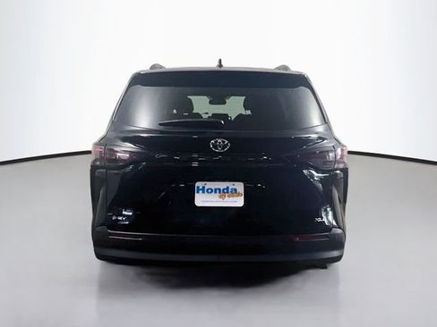 Used 2025 Toyota Sienna XLE FWD image 21