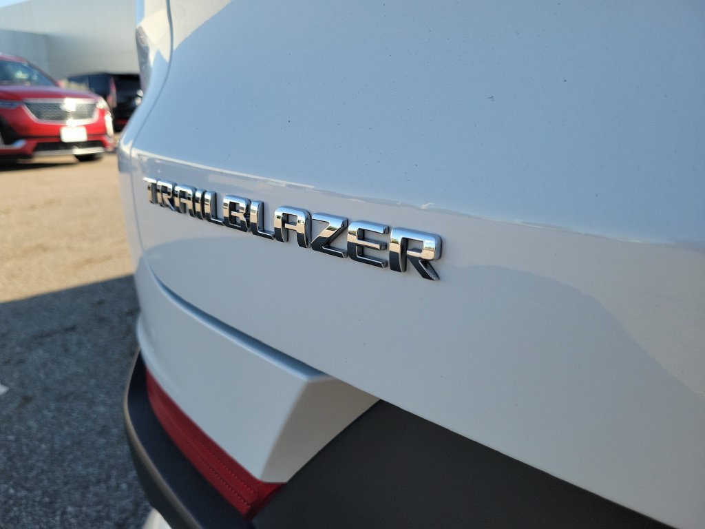 Used 2023 Chevrolet TrailBlazer LT FWD image 32