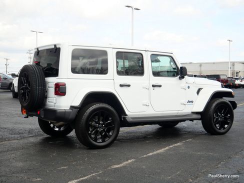 Used 2025 Jeep Wrangler Sahara image 12