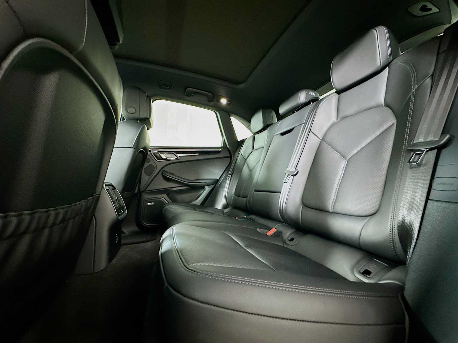 Certified 2026 Porsche Macan AWD/4WD image 23