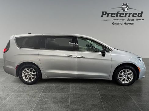 Used 2024 Chrysler Pacifica Touring-L FWD image 9