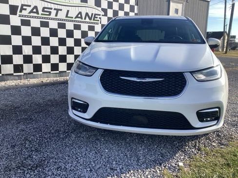 Used 2023 Chrysler Pacifica Touring-L image 2