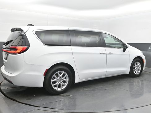 Used 2023 Chrysler Pacifica Touring-L FWD image 9