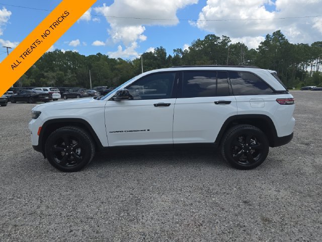 Used 2022 Jeep Grand Cherokee Altitude AWD/4WD image 6