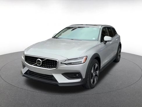 Used 2025 Volvo V60 B5 Cross Country Plus image 7