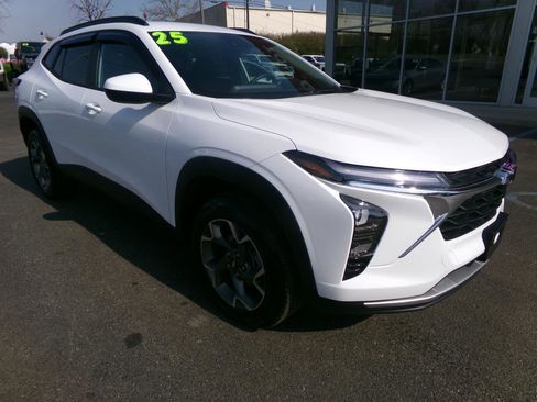 Used 2025 Chevrolet Trax LT w/ Driver Confidence Package image 1