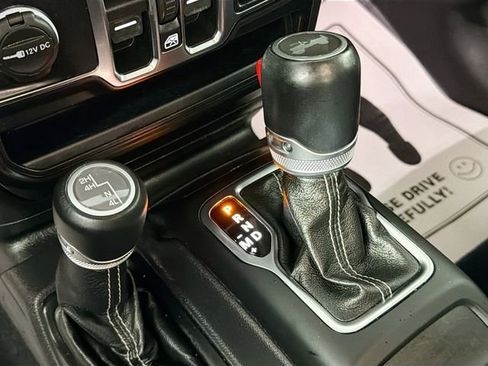 Used 2021 Jeep Wrangler Unlimited Sahara w/ Uconnect 4C Nav & Sound Group AWD/4WD image 17