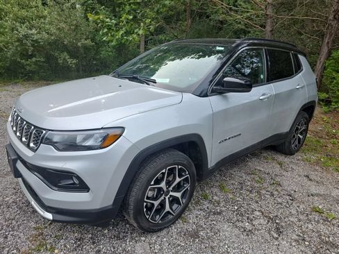 Used 2025 Jeep Compass Limited AWD/4WD image 3