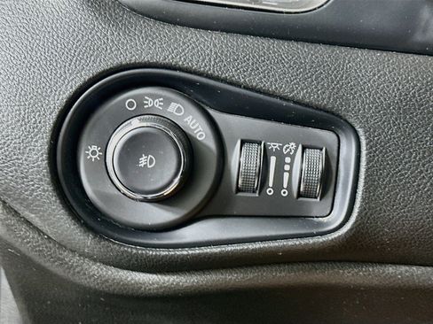 Used 2022 Jeep Renegade Latitude w/ Convenience Group AWD/4WD image 17