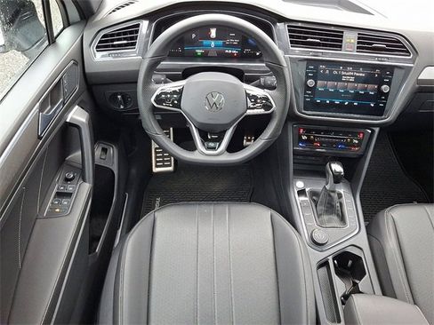 Used 2024 Volkswagen Tiguan SE R-Line image 11