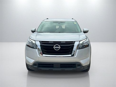 Used 2024 Nissan Pathfinder SV image 2