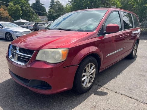 Used 2014 Dodge Grand Caravan SXT FWD image 2