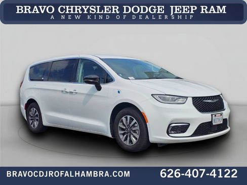 Used 2024 Chrysler Pacifica Limited FWD image 1