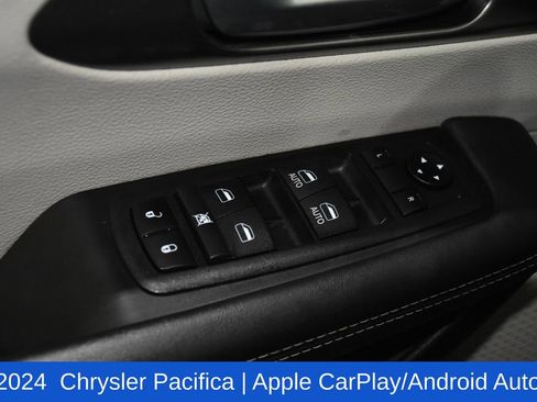 Used 2024 Chrysler Pacifica Touring-L image 23