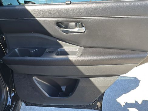 Used 2023 Nissan Pathfinder SL w/ Black Appearance Package image 27