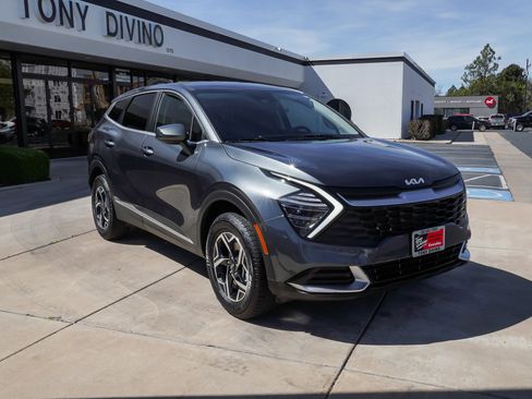Used 2025 Kia Sportage LX image 2