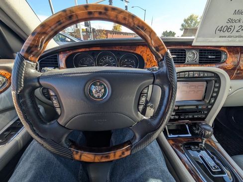 Used 2004 Jaguar XJ8 image 10