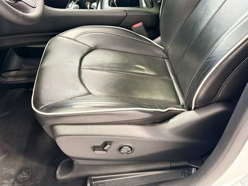 Used 2025 Chrysler Pacifica Limited FWD image 18