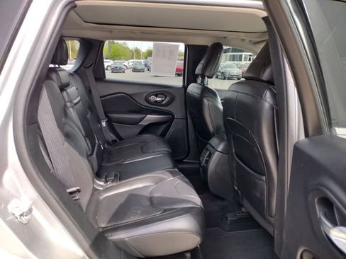 Used 2019 Jeep Cherokee Limited w/ Luxury Group AWD/4WD image 11