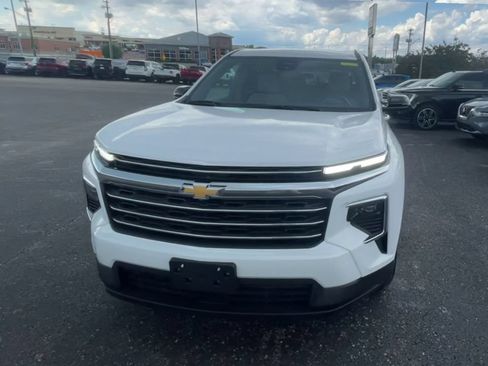 Used 2025 Chevrolet Traverse LT FWD image 4