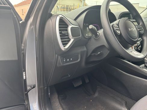 Used 2025 Kia Soul LX w/ LX Technology Package FWD image 32