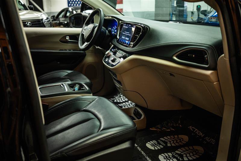 Used 2023 Chrysler Pacifica Touring-L FWD image 13
