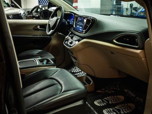 Used 2023 Chrysler Pacifica Touring-L FWD image 13