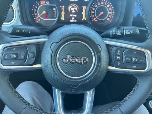 Used 2025 Jeep Wrangler Unlimited Sahara AWD/4WD image 28