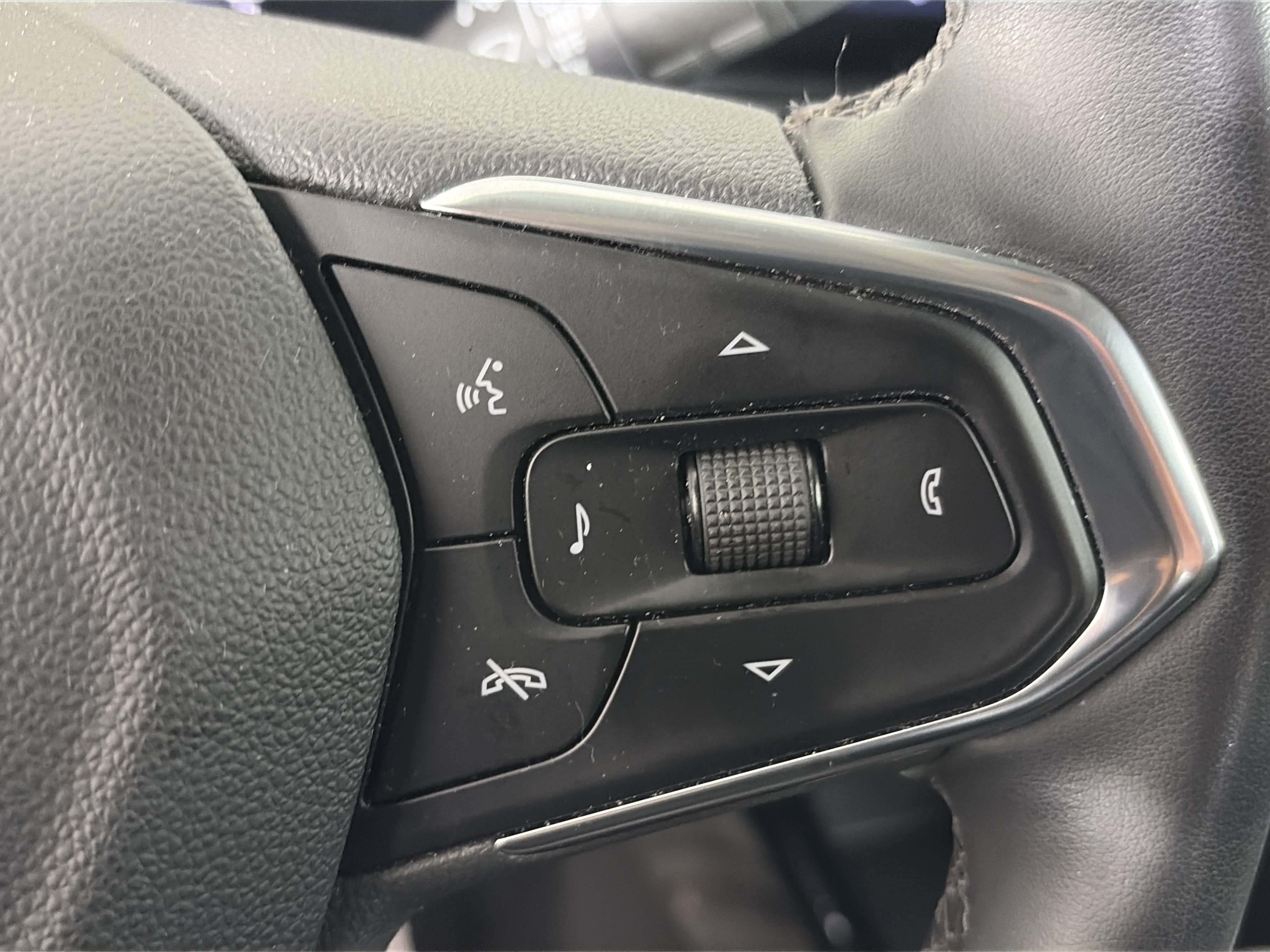Used 2024 Chevrolet Trax LT w/ Driver Confidence Package FWD image 34