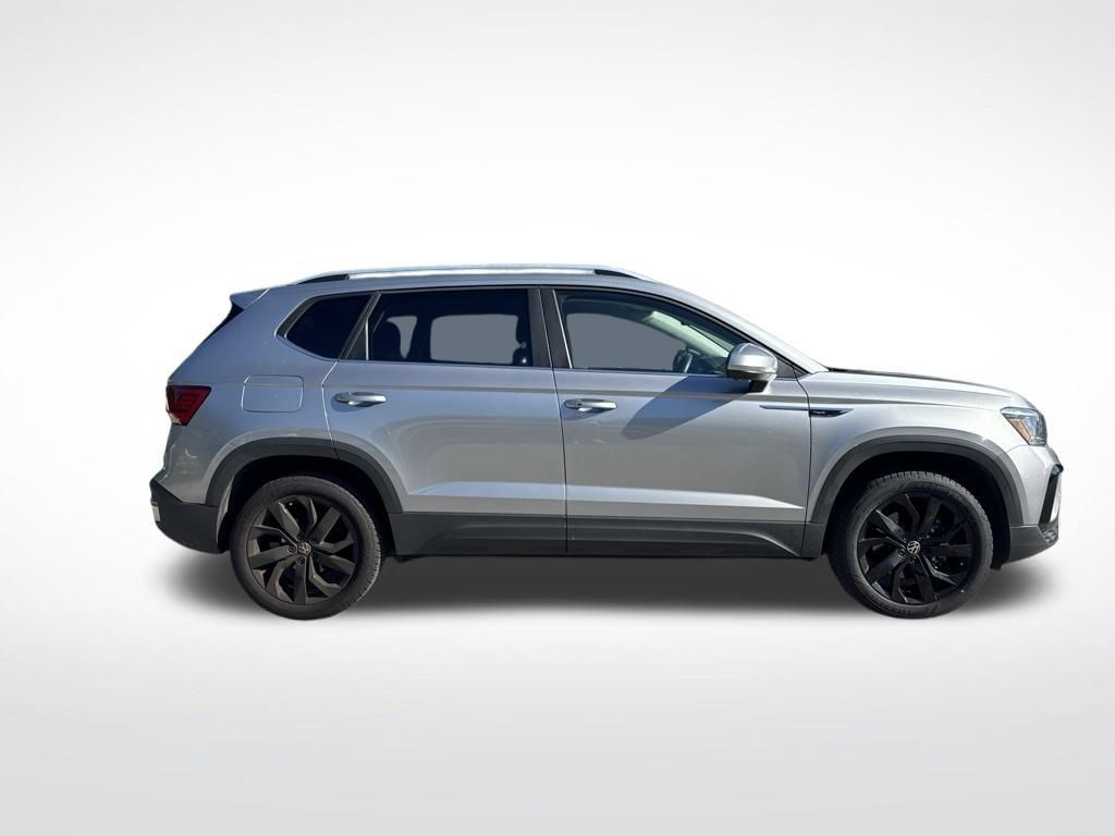 Certified 2023 Volkswagen Taos SE w/ Black Wheel Package FWD image 4
