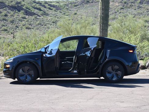 Used 2026 Tesla Model Y Long Range RWD image 4