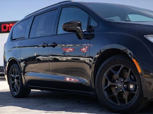 Used 2019 Chrysler Pacifica Touring-L w/ Advanced Safetytec Group FWD image 2