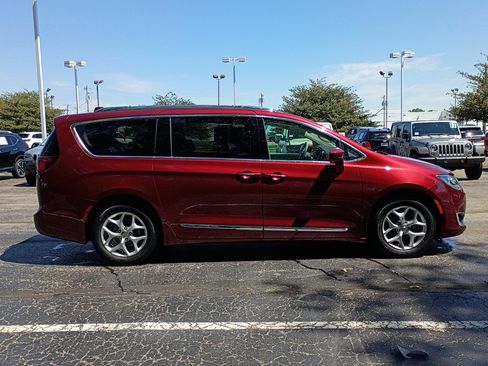 Used 2020 Chrysler Pacifica Touring-L w/ Tire & Wheel Group FWD image 2