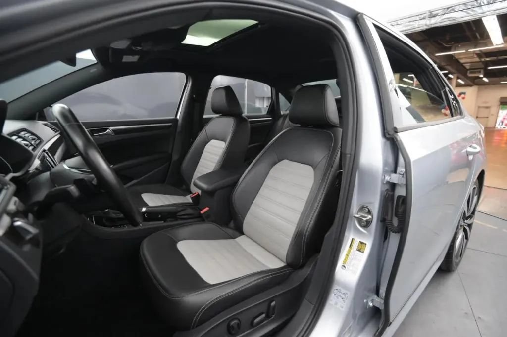 Used 2018 Volkswagen Passat GT FWD image 33