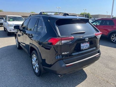 Used 2020 Toyota RAV4 XLE Premium FWD image 7