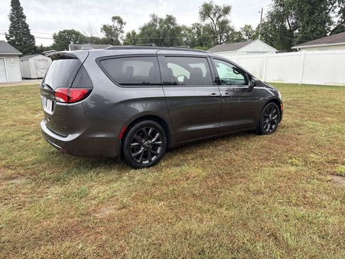 Used 2020 Chrysler Pacifica Limited FWD image 5